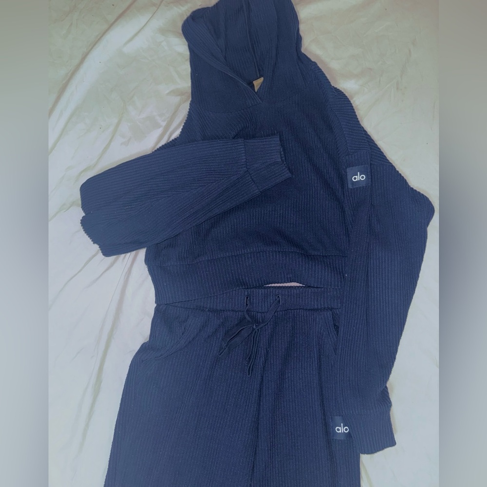 Alo Yoga Muse sweatpants and hoodie set
Color navy